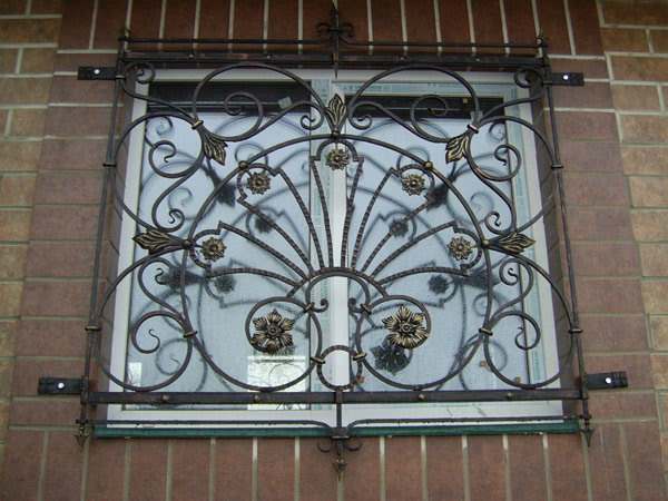 Решетка на окне в цветочном стиле
