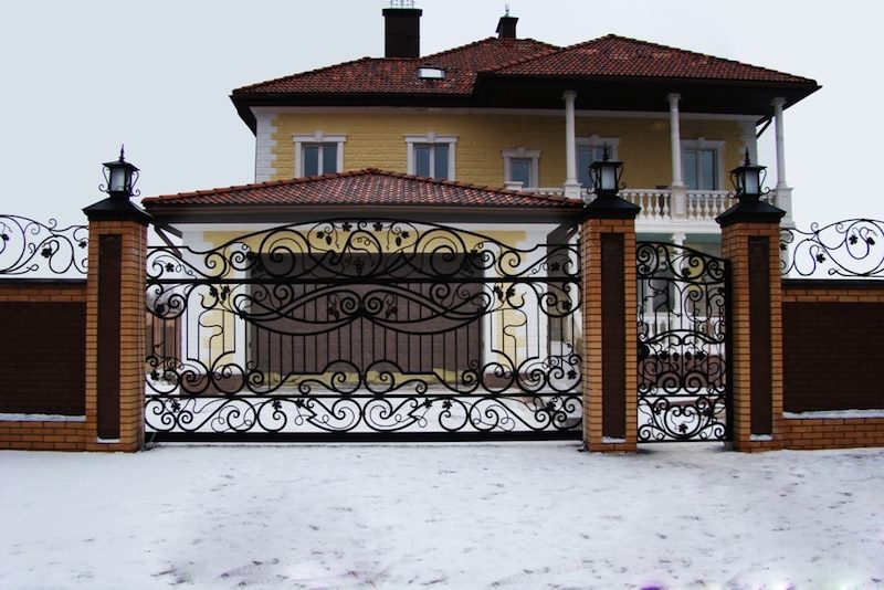 Железные ворота и калитка кованые современном стиле