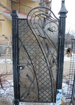 Изысканная кованая калитка для частного дома за городом