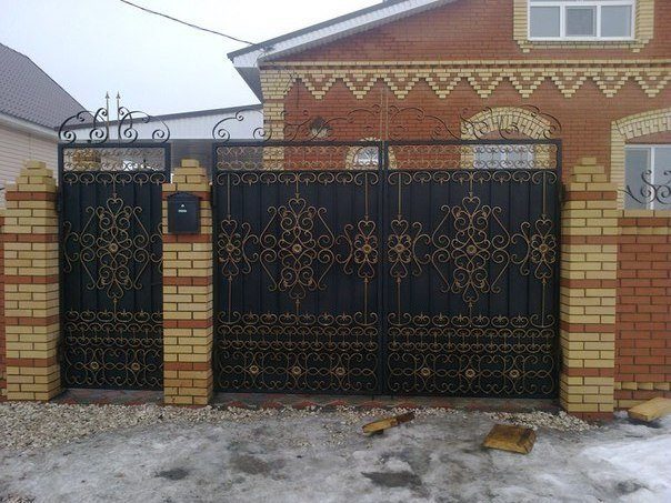 Кованые ворота калитки из профнастила