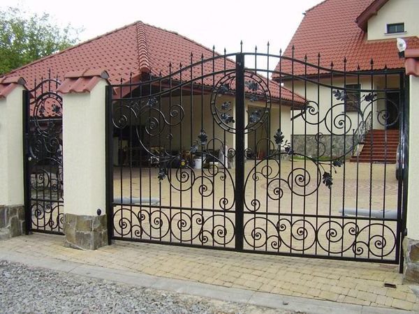 Двустворчатые кованые ворота с калиткой