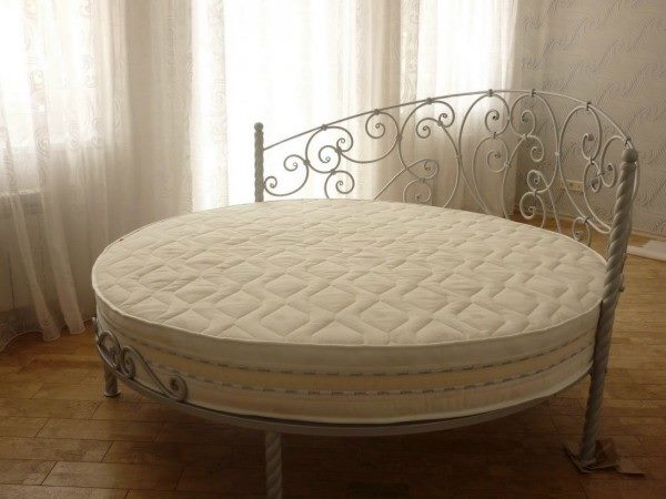 Круглая кованая кровать для спальни
