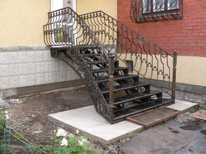 Небольшие кованые входные лестницы