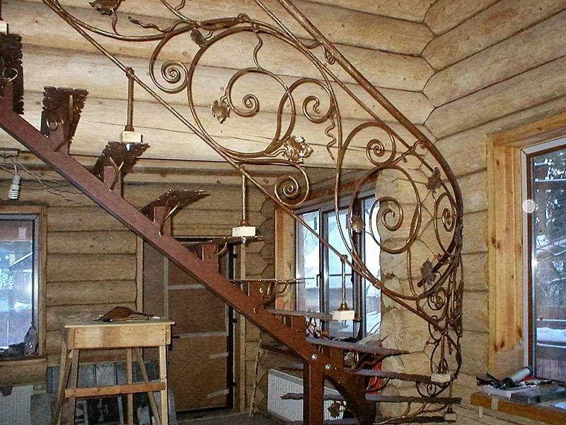 Красивая полностью кованая лестница в частном доме