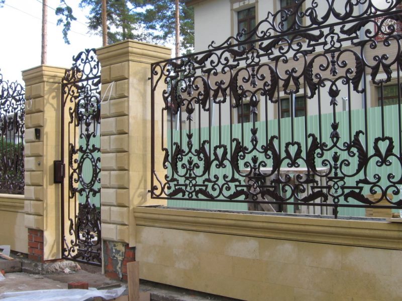 Практичный кованый забор в английском стиле