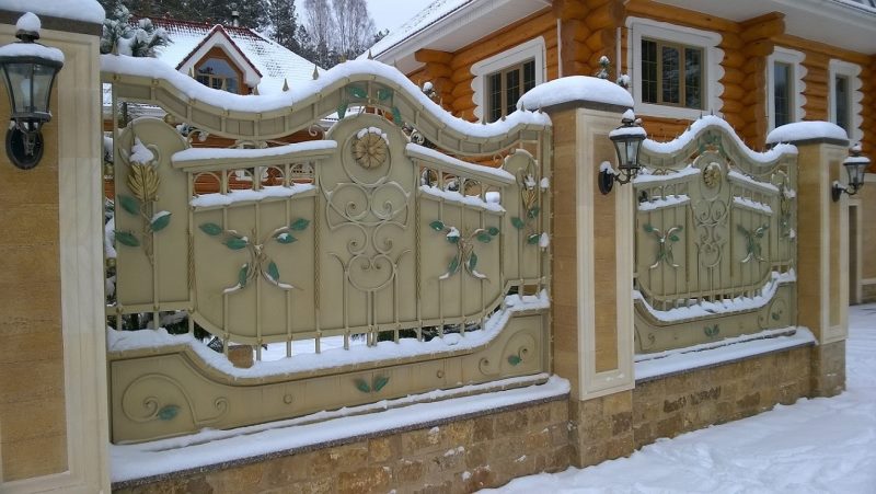 Надежные комбинированные заборы для вашего участка