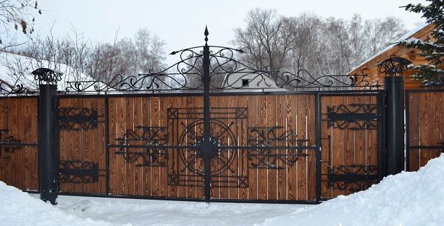 Ковано деревянный забор в деревенском стиле