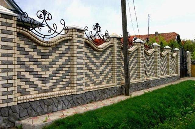 Ковано кирпичный забор для элегантного уединения