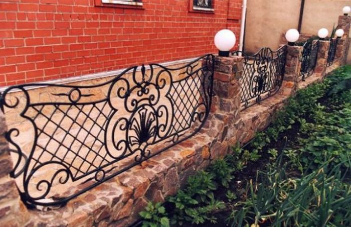 Небольшой ажурный кованый забор для палисадника
