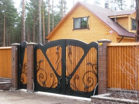 Приятный кованый забор с лиственницей