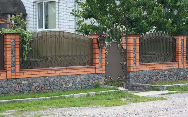 Уравновешенная композиция классического кованного забора с вставками из профлиста