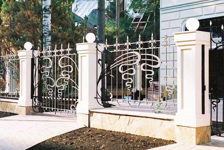 Современный кованый забор на бетонных столбах