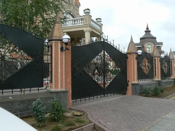 Торжественный кованый забор в стиле ампир