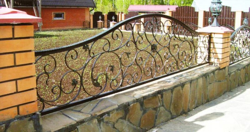 Легкий стиль рококо в орнаменте кованого забора