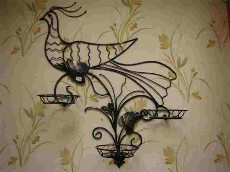 Интересное кованое изделие на стену для цветов