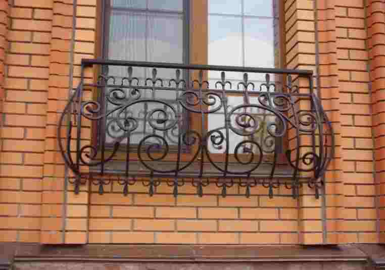 Кованые балконы для цветов в городском ансамбле
