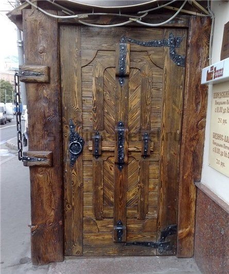 Уголки на деревянной двери кованые вручную