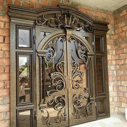 Двустворчатые входные кованые двери с вставками из стекла