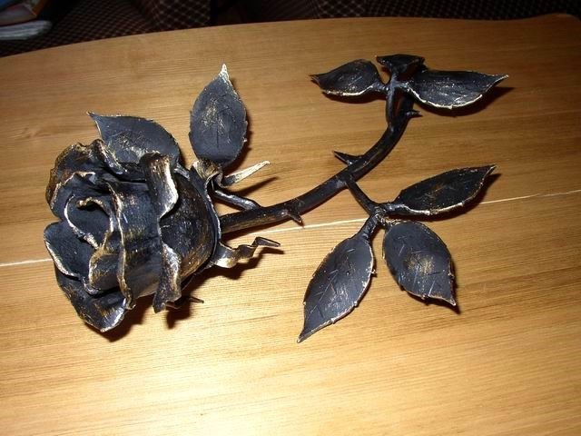 Кованая роза из цельного куска металла