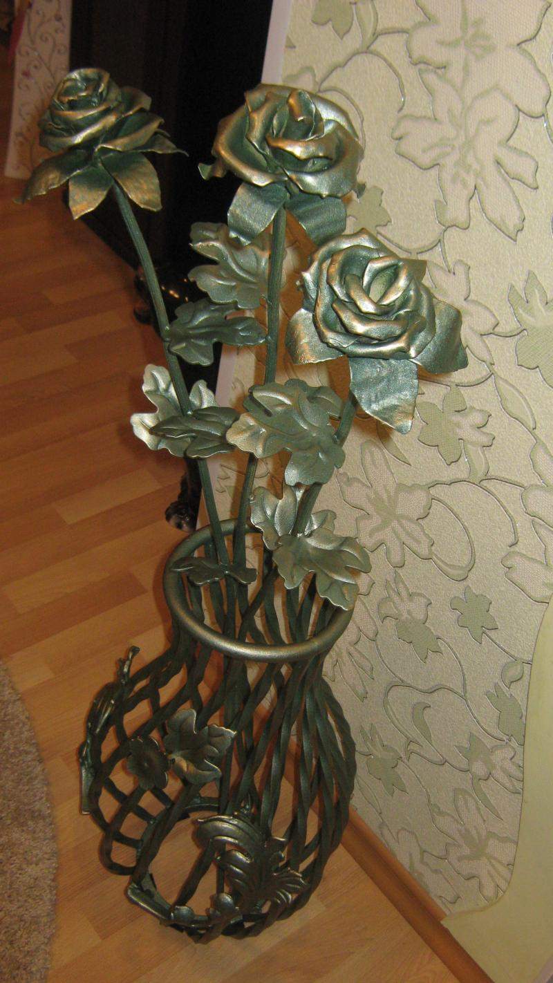 Розы кованые бронзовые