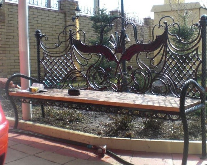 Парковая кованая ажурная скамейка с деревом