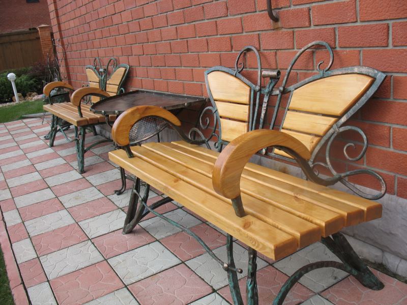 Кованые с деревом скамейки для дома