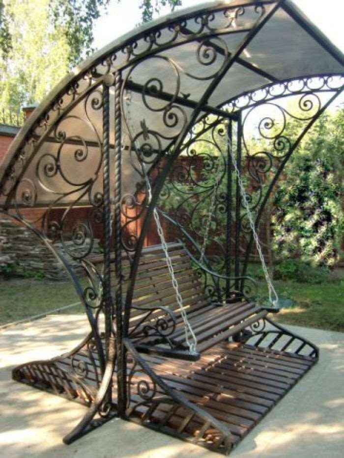 Кованая скамейка качели для сада