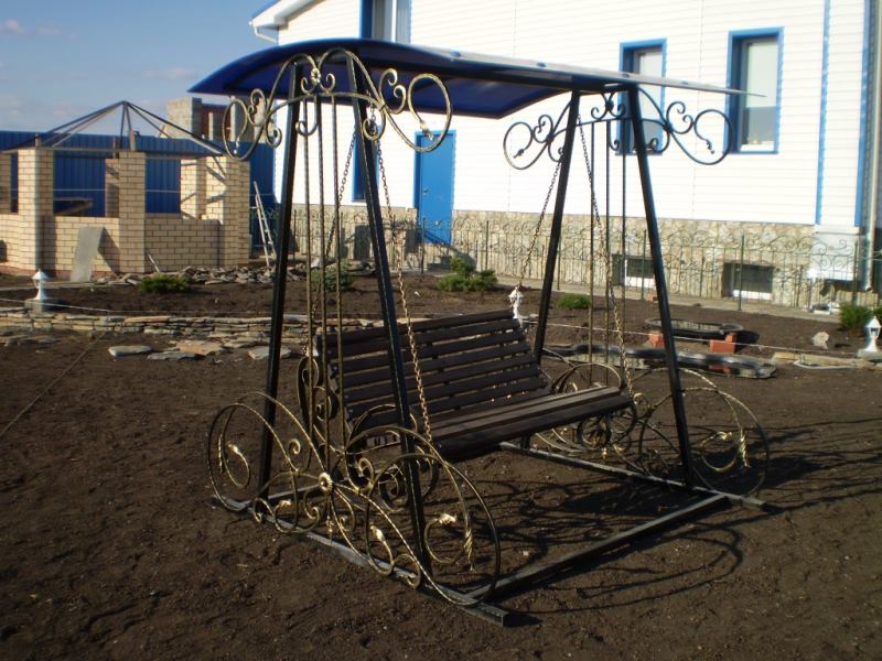 Металлическая кованая скамейка качели