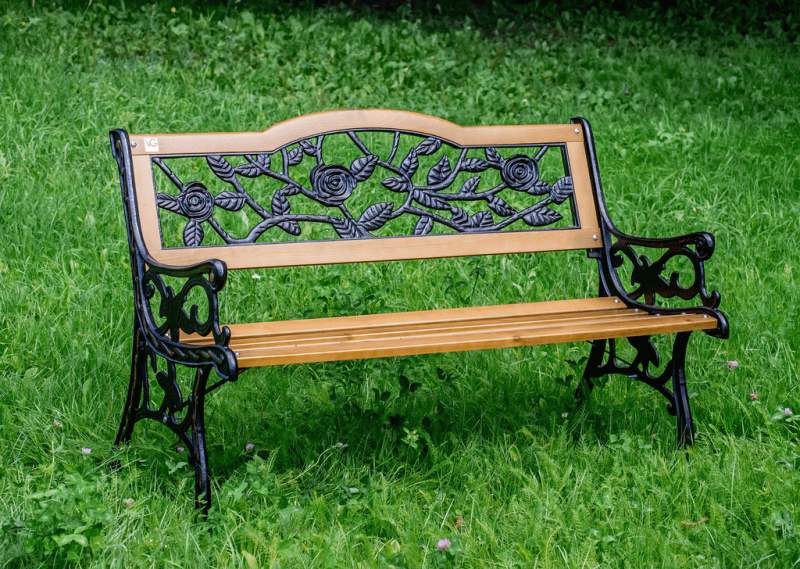 Кованая скамейка со спинками, украшенная изящным орнаментом "Розы"