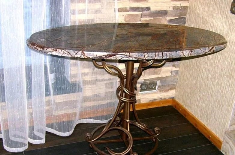 Кухонный кованый стол с каменной столешницей