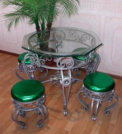 Кованые пуфики и столы