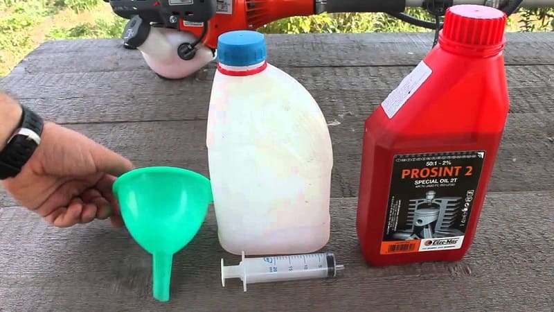 Смешивание масла и бензина