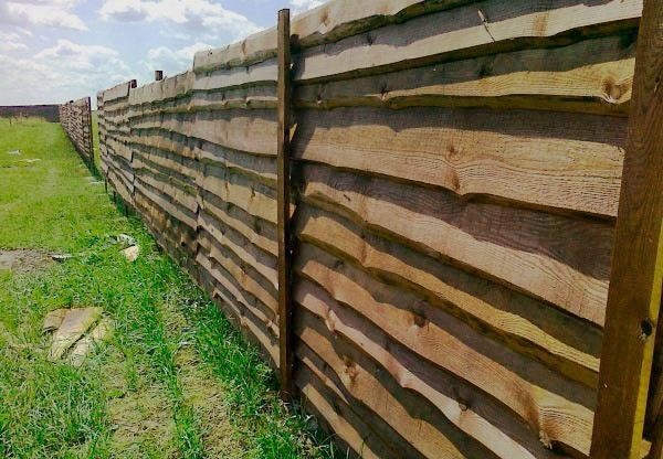 Забор из горбыля для дачного участка